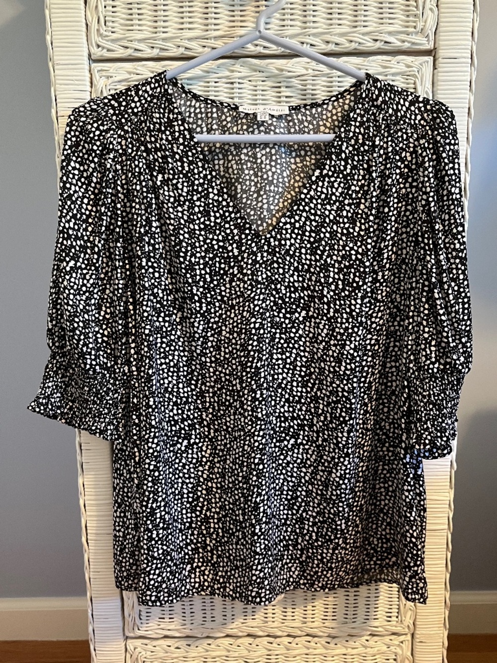 Maison d'Amelie V-neck blouse with elbow-length sleeves, black & white sz Medium